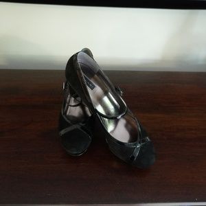 Tahari Black Patent & Velvet Wedges -Size 10*